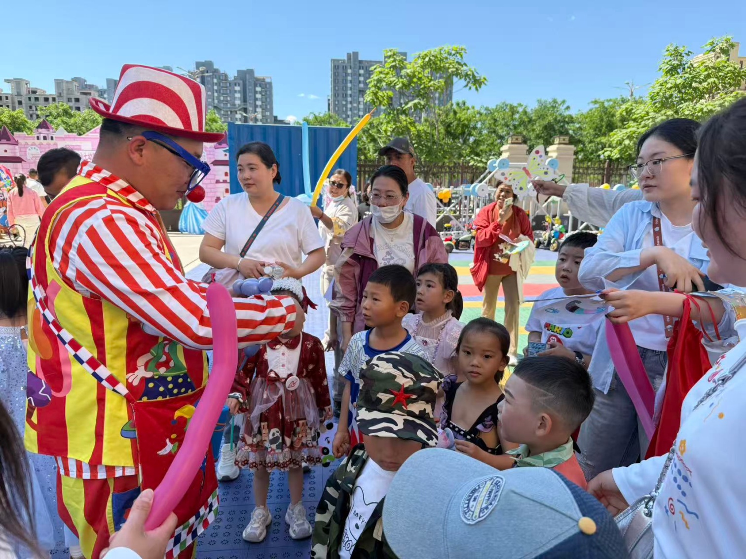 西城街道新景四季东社区第七幼儿园关工委联合开展童心邂逅童话境,稚梦飞扬嘉年华六一节日活动照片2_副本.jpg
