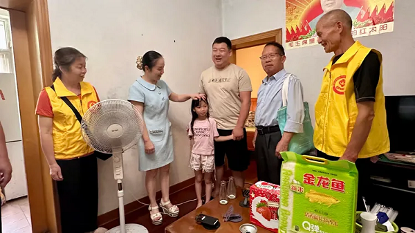 5月30日，柳南区关工委来开展“情暖童心 爱满六一” 慰问低保家庭少年儿童活动，柳州市二级巡视员、柳南区关工委执行主任韦寒率“五老”志愿者入户走访慰问了13 户低保家庭的20名少年儿童1(潘勇).png