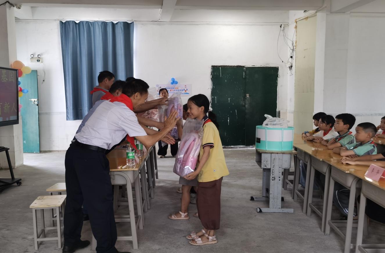 向学生们赠送学习用品.jpg