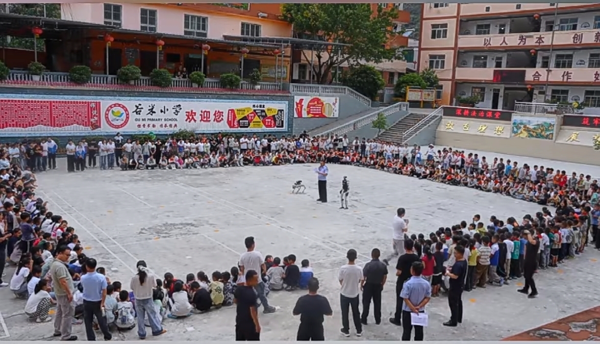 1780544178845977.jpg 6月2日,雷波公安“法治副校长”走进雷波县谷米小学2.jpg