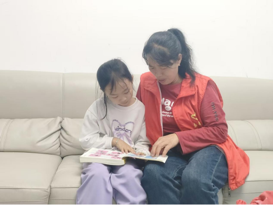1780646100373975.png 刘红梅走访结对帮扶家庭.png