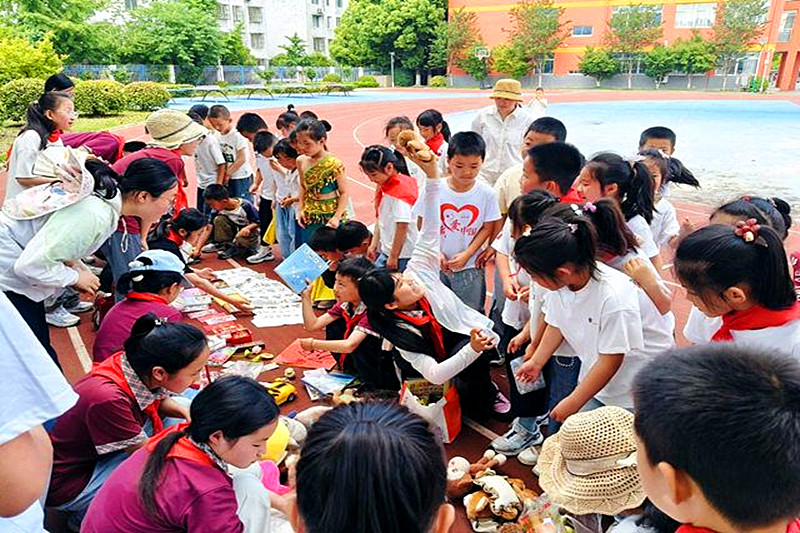 1780709324531341.jpg 江苏省南京市六合区冶山中心小学关工委举办“红十字博爱周”爱心义卖活动(1).jpg