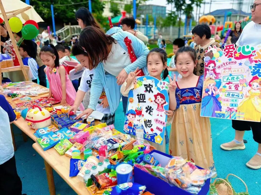 孩子们在活动中锻炼人际交往、辨识货币、领悟交易准则，更收获着独立决策的乐趣与“达成交易”的自豪感.jpg