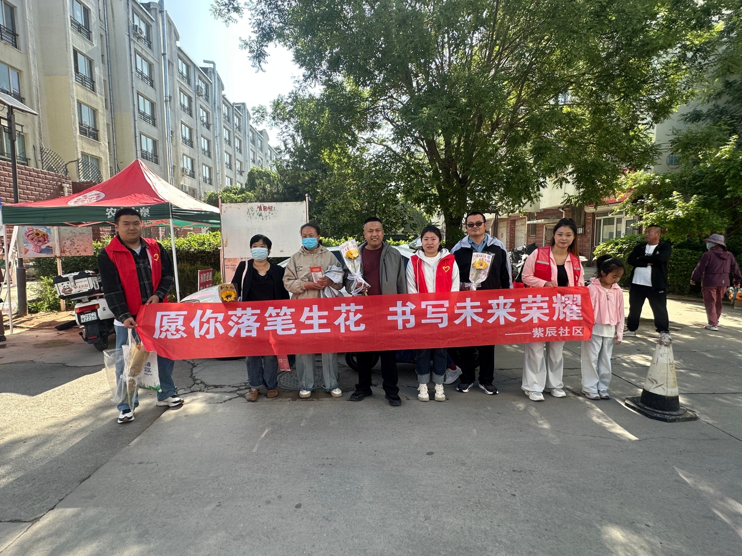 西城街道紫辰社区关工委“暖心护考，鲜花传情”助考活动照片1_副本.jpg