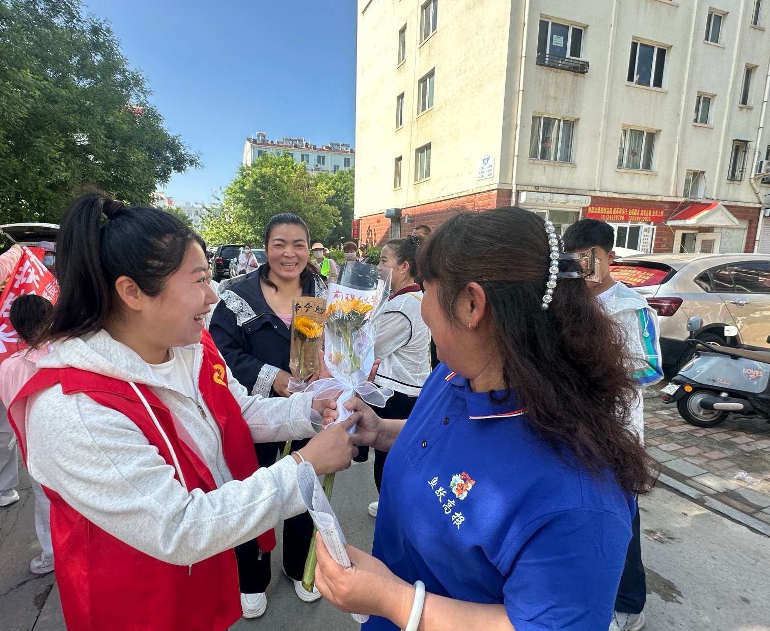 西城街道紫辰社区关工委“暖心护考，鲜花传情”助考活动照片2_副本.jpg