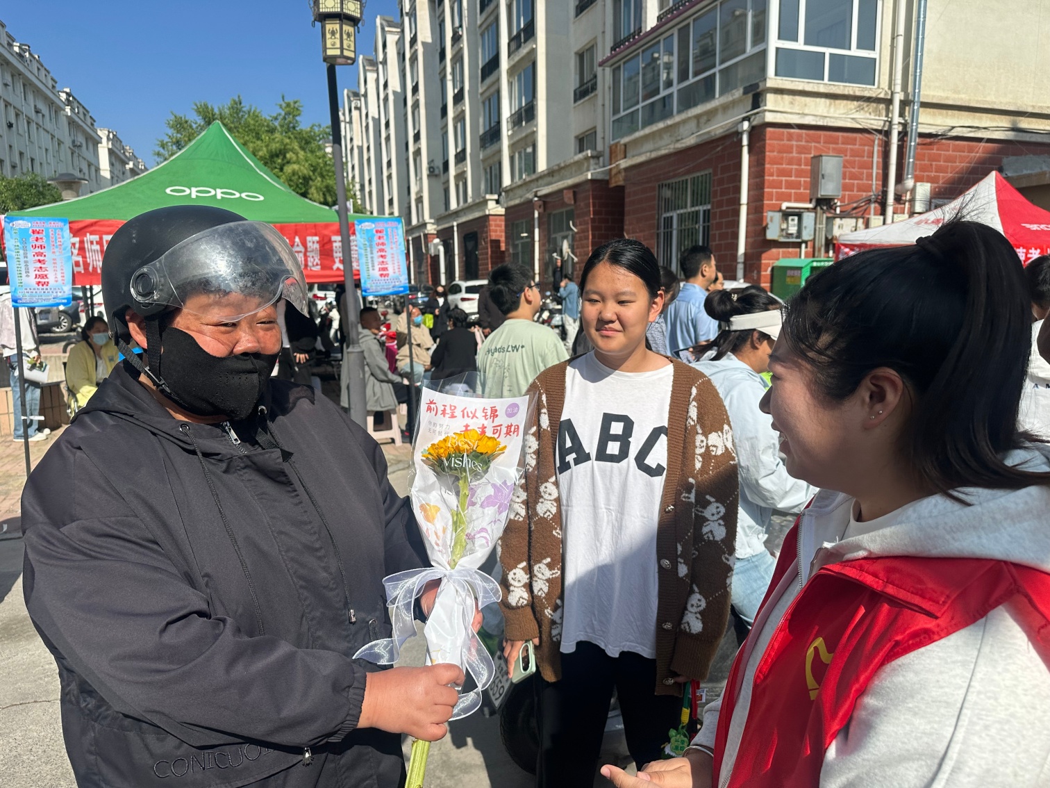 西城街道紫辰社区关工委“暖心护考，鲜花传情”助考活动照片3_副本.jpg