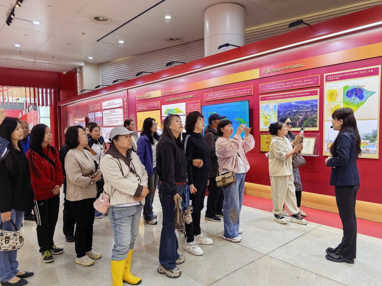 “观展聚力 传承奋进——中国石油大庆油田第二采油厂关工委开展参观石油科技馆活动”2.jpg