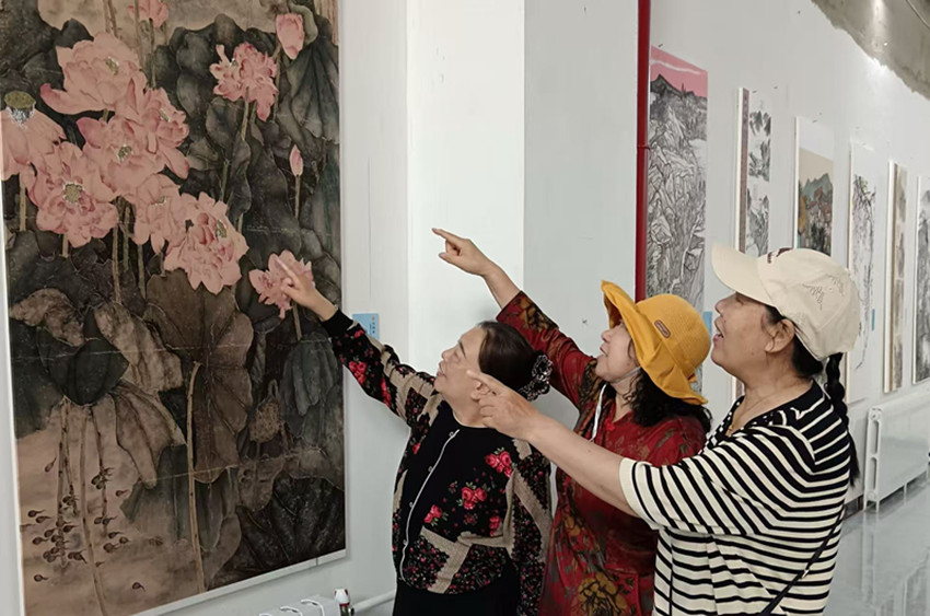 西城街道紫辰社区关工委组织辖区“五老”走进职工书画展共赏劳动之美活动照片1_副本.jpg