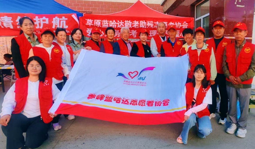 草原蓝哈达协会关工委“十余载公益守初心，暖心助考圆学子梦”助考活动照片1_副本.jpg