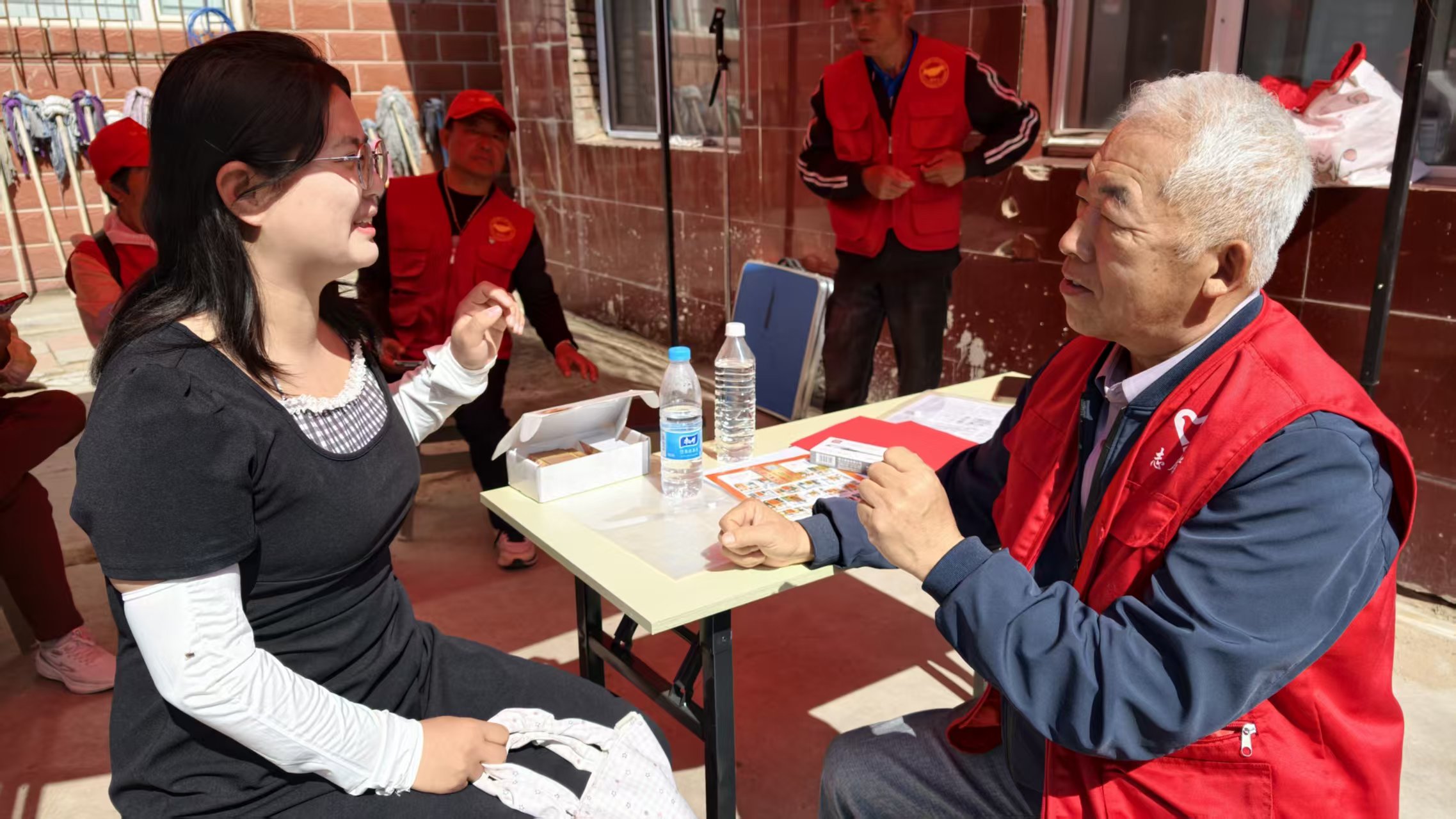 草原蓝哈达协会“暖心护航高考，关爱少年成长”助考活动照片6.jpg