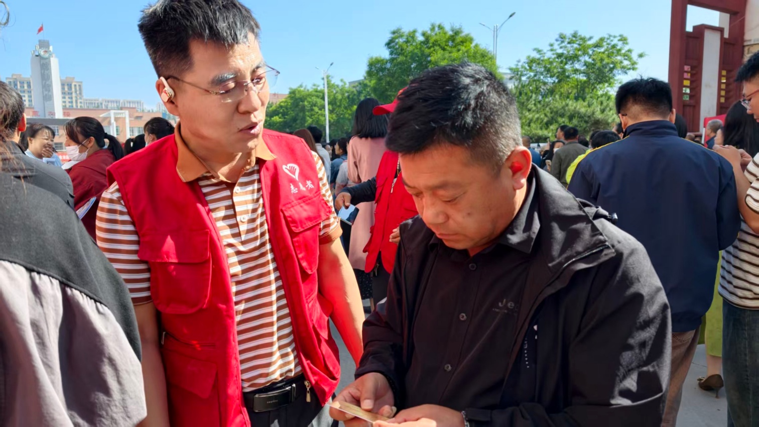 草原蓝哈达协会“暖心护航高考，关爱少年成长”助考活动照片2_副本.jpg