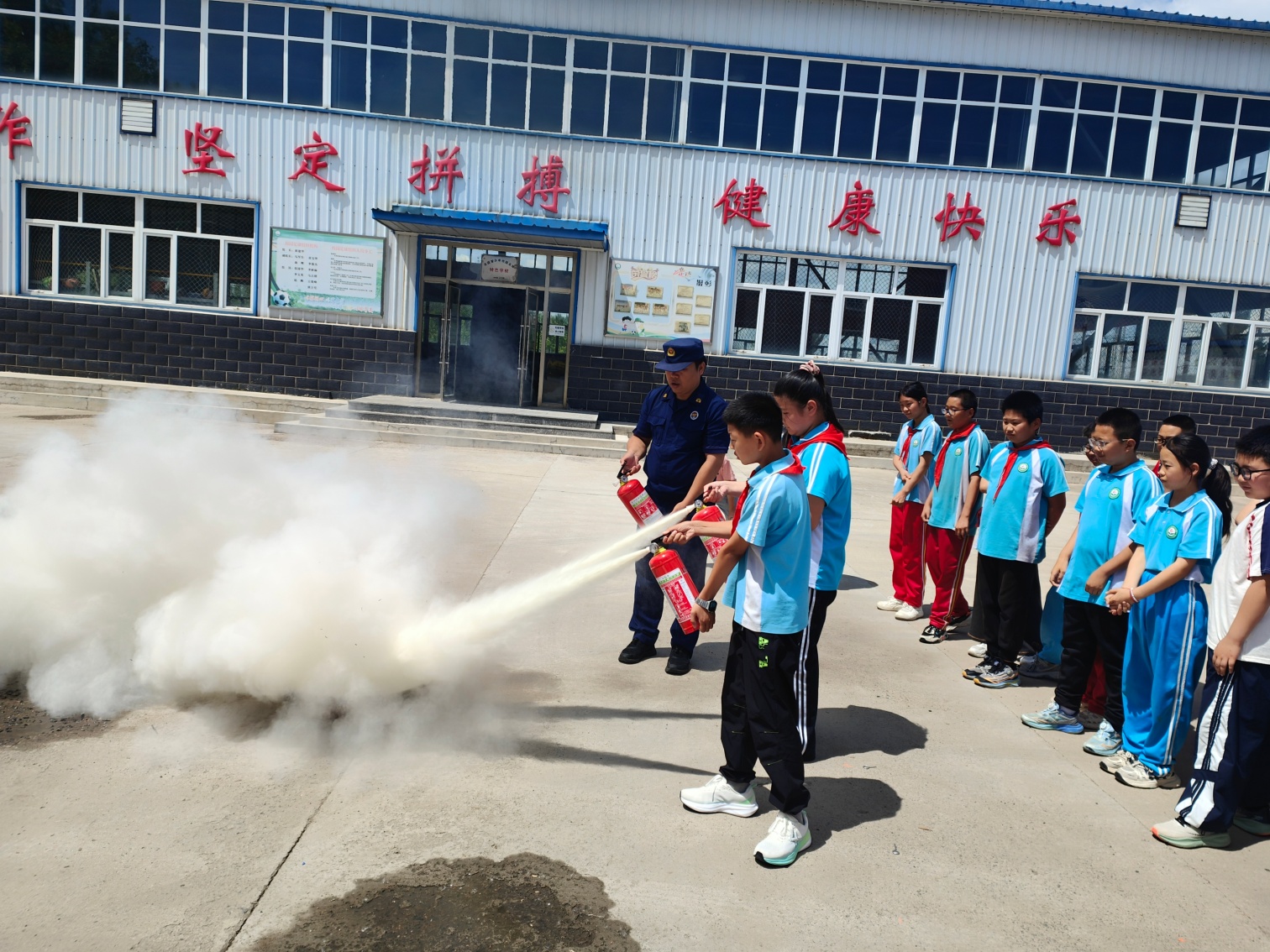 马蹄营子学校“消防演练进校园，防火安全记心间”活动照片22_副本.jpg