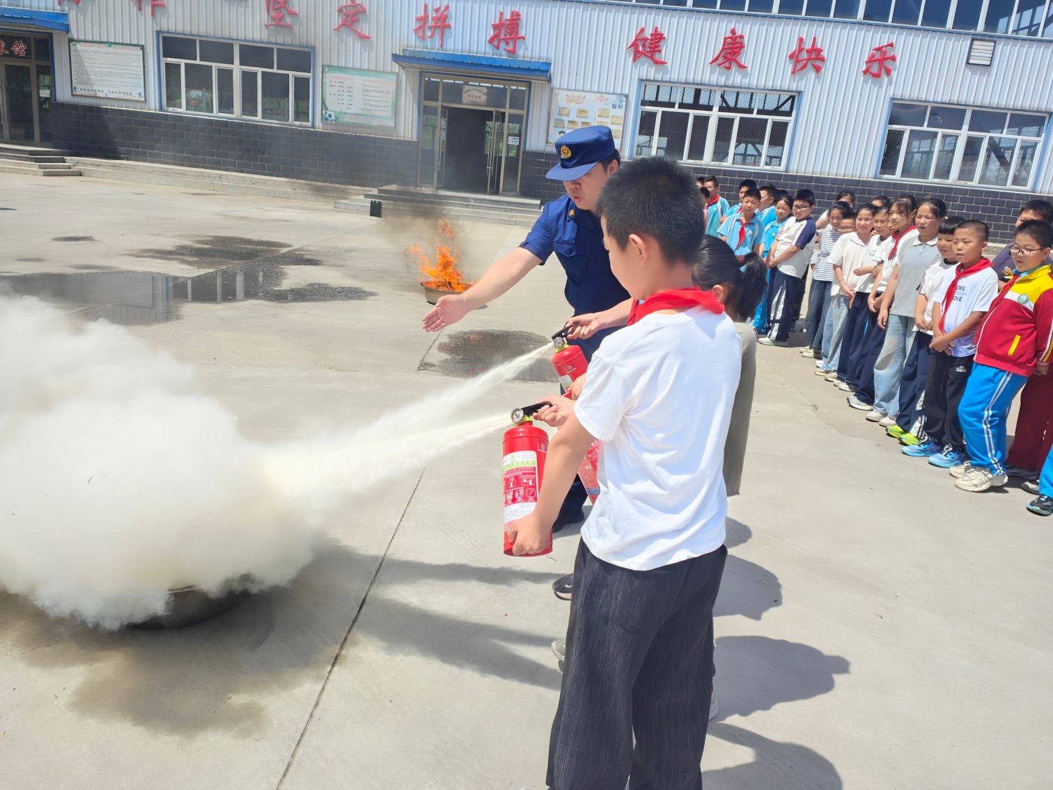 马蹄营子学校“消防演练进校园，防火安全记心间”活动照片23_副本.jpg