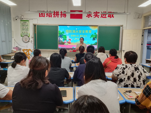 1781157531167616.jpg 家长会-002.jpg