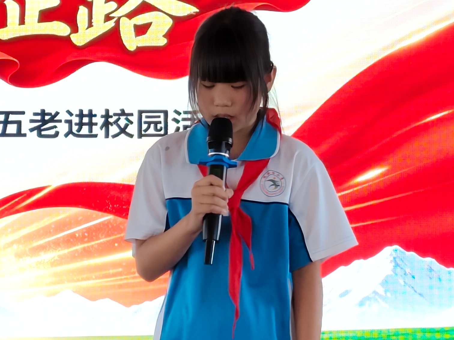 风水沟小学“我的万里长征路”纪念长征胜利90周年“五老”进校园活动照片4_副本.jpg