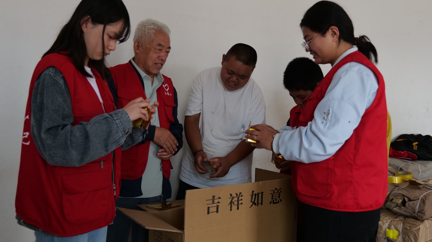 草原蓝哈达协会关工委“微光聚暖流 ，温情护童心”助残活动照片2_副本.jpg