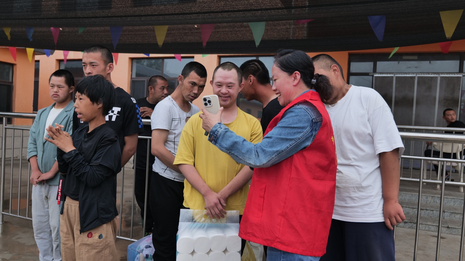 草原蓝哈达协会关工委“微光聚暖流 ，温情护童心”助残活动照片1_副本.jpg