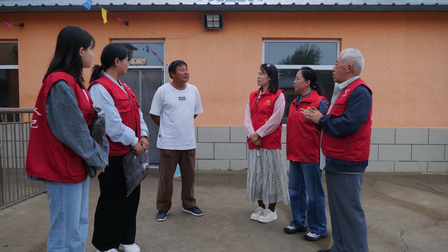 草原蓝哈达协会关工委“微光聚暖流 ，温情护童心”助残活动照片3_副本.jpg