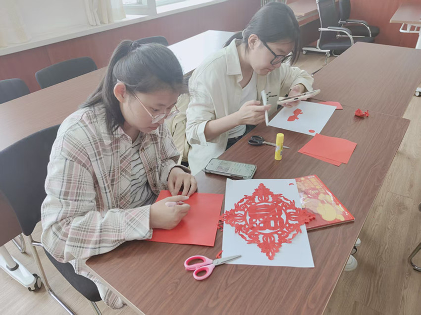 西城街道惠宁东社区关工委开展“巧手剪童趣 非遗润童心”活动照片3_副本.jpg