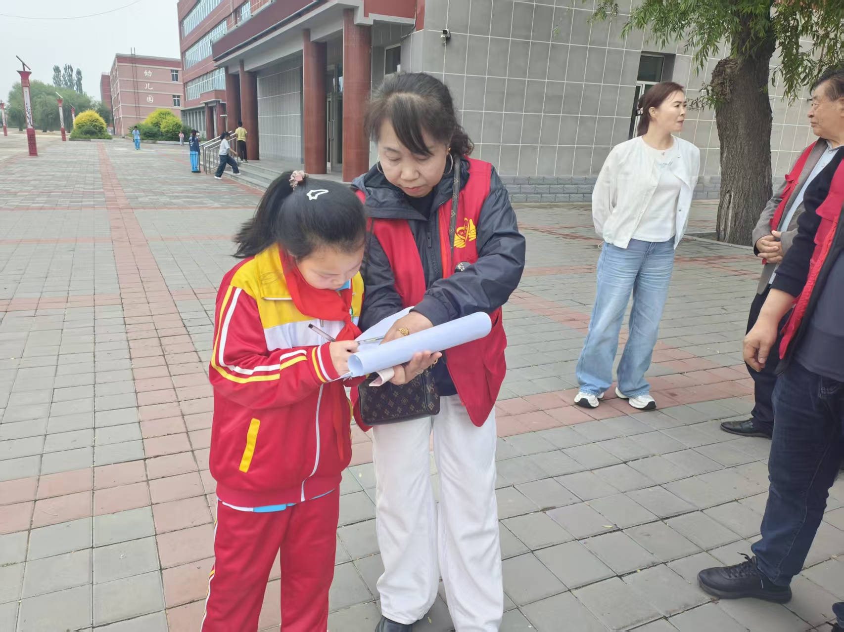 马蹄营子学校接受阳光志愿者之家”暖心助学行 ，阳光递温暖“活动照片3.jpg
