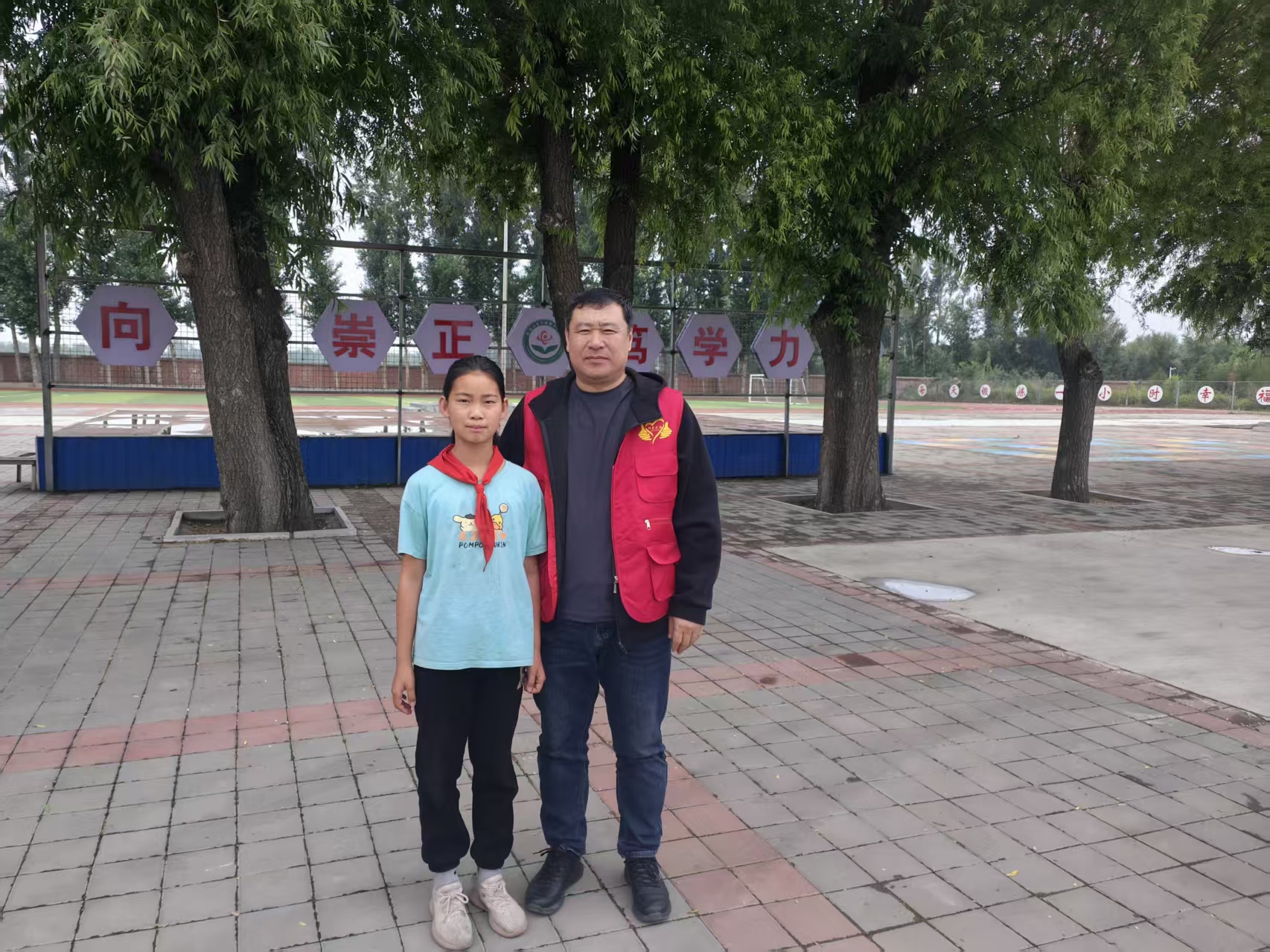 马蹄营子学校接受阳光志愿者之家”暖心助学行 ，阳光递温暖“活动照片2.jpg