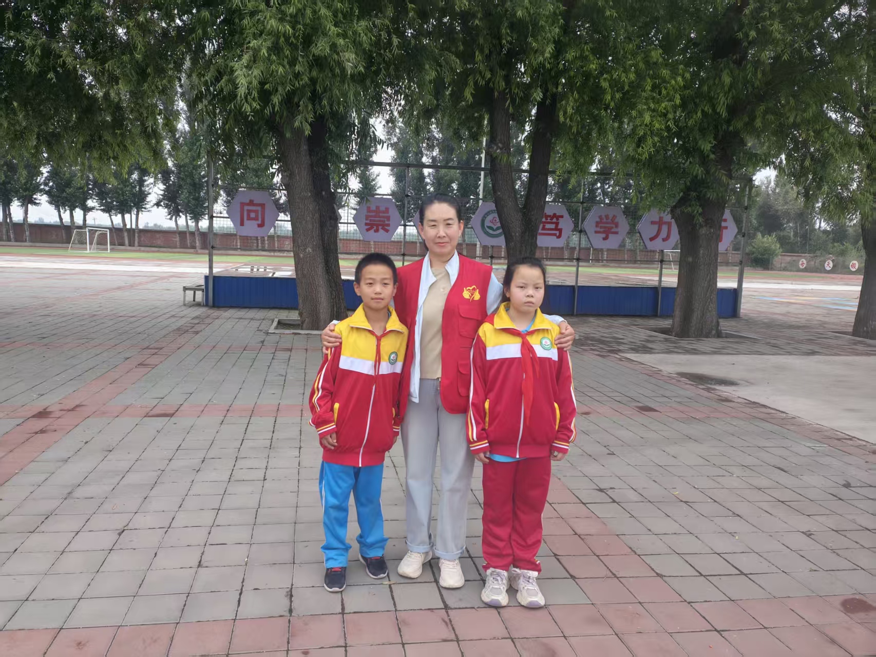马蹄营子学校接受阳光志愿者之家”暖心助学行 ，阳光递温暖“活动照片12.jpg