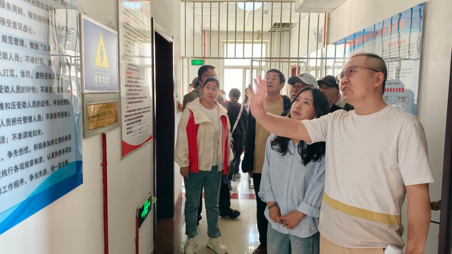 草原蓝哈达协会、民政局、新天地等关工委“多方携手送温暖 深情守护困境群众”活动照片2_副本.jpg