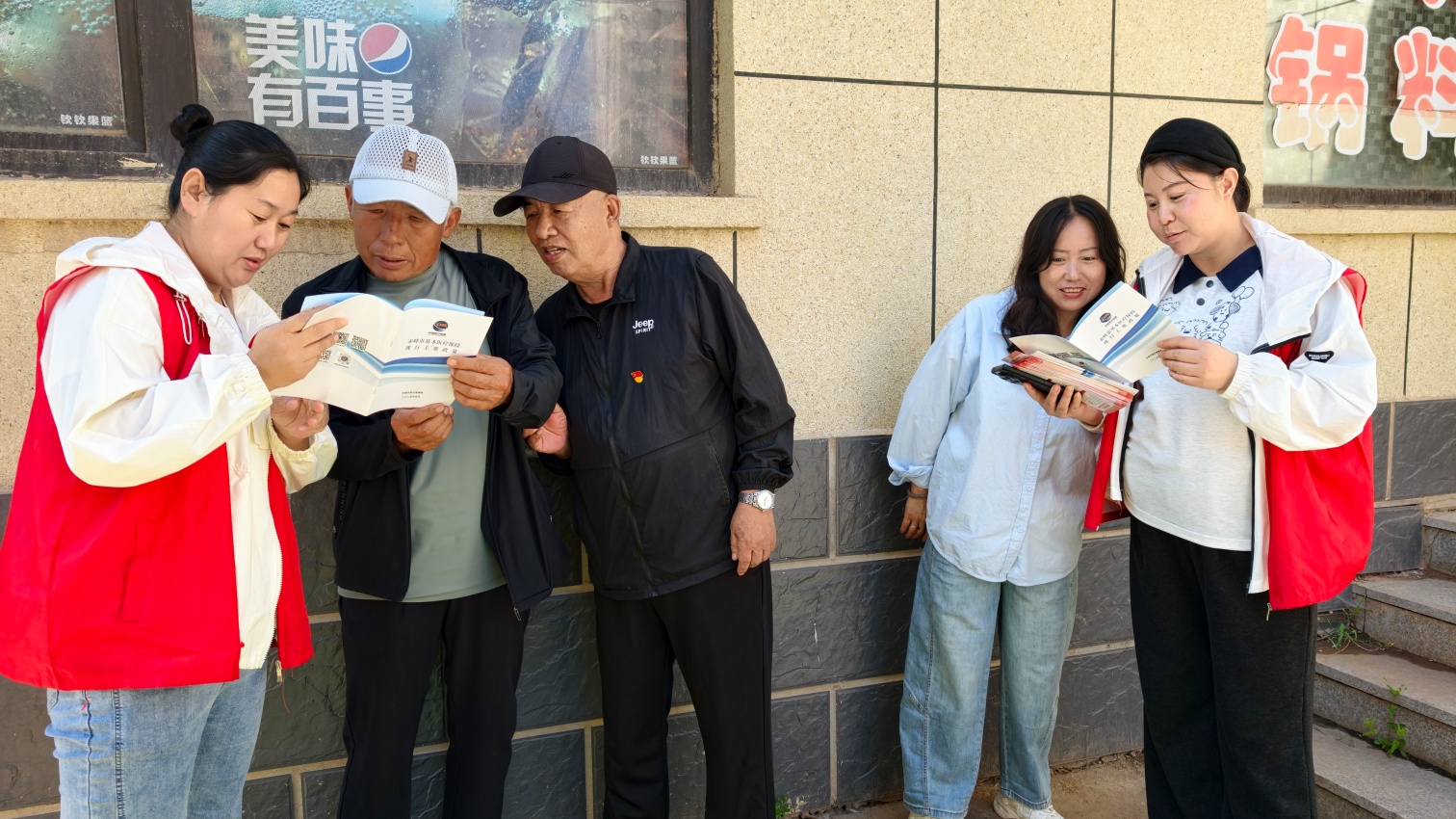 草原蓝哈达协会、民政局、新天地等关工委“多方携手送温暖 深情守护困境群众”活动照片4_副本.jpg