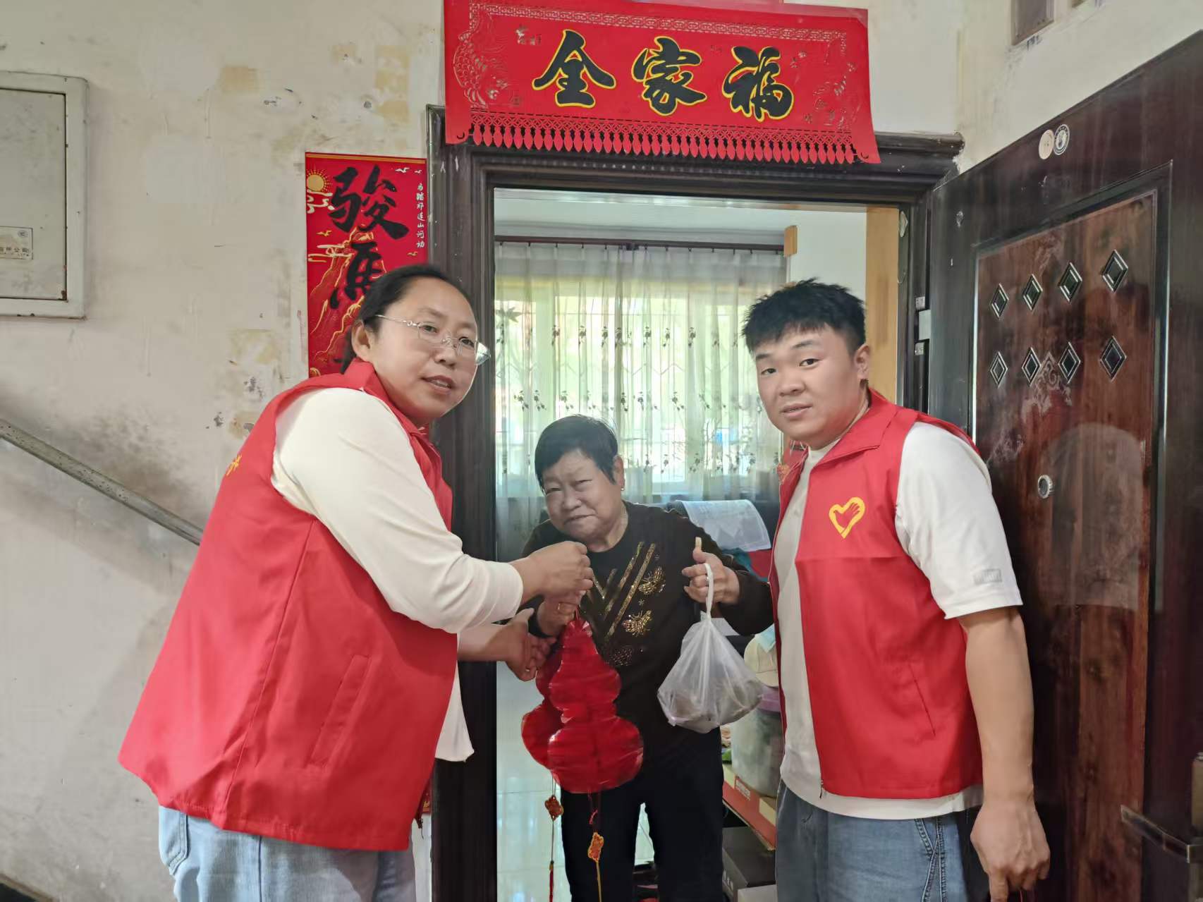 西城街道锦绣社区关工委开展粽情端午，关爱相伴走访慰问独居老人活动照片3.jpg