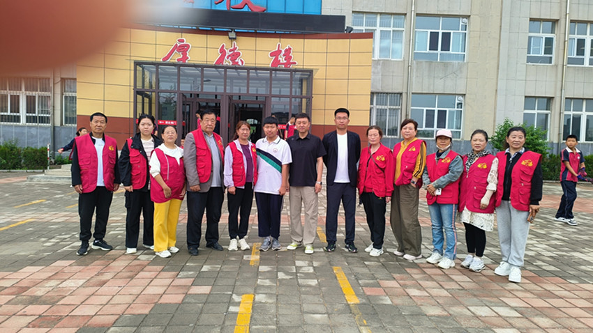 平庄城区街道星海社区关工委携手阳光之家志愿者协会开展“七彩阳光助学，伴学子茁壮成长”活动照片8_副本.jpg