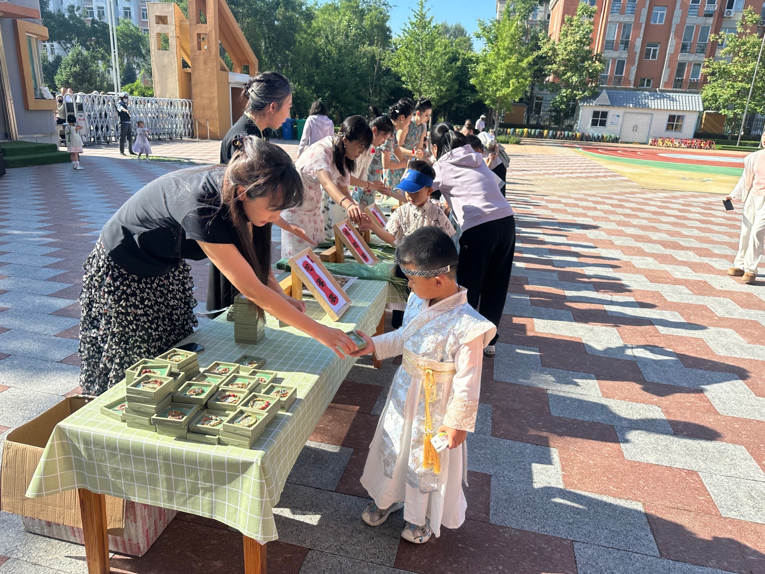 西城街道紫辰社区、西城幼儿园“端午承古韵，香囊寄安康”端午节活动照片3_副本.jpg
