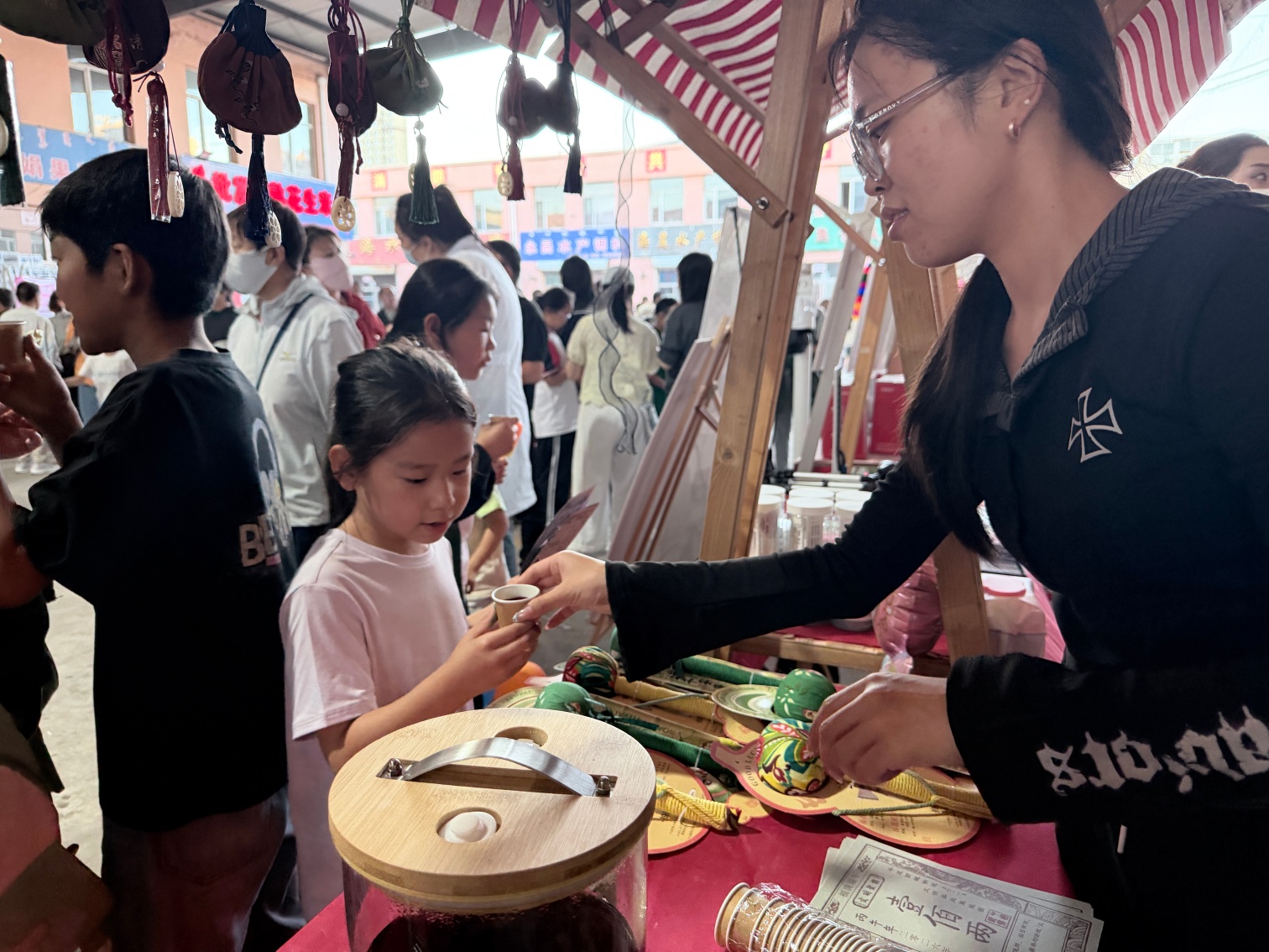 西城街道如意东社区“邻里同行粽飘香，温情游园庆端午“活动照片1_副本.jpg