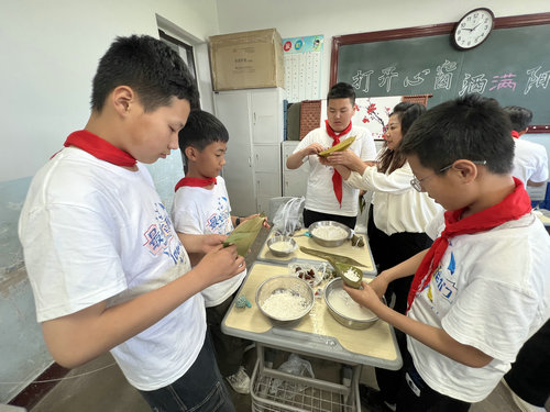 桦林镇中心校开展端午节劳动实践活动1_副本.jpg