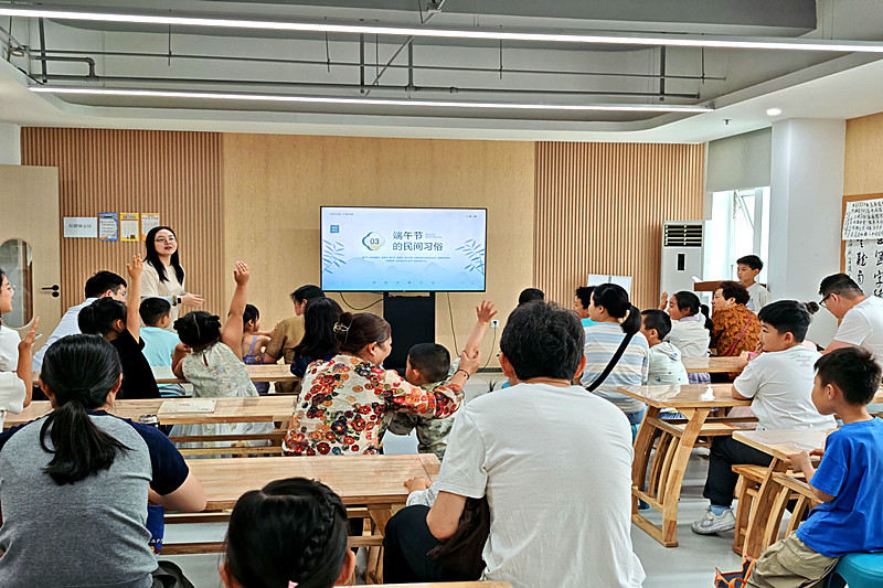 江苏省南京市建邺区沙洲街道莲花北苑社区关工委开展“巧制艾囊，福禄纳祥”非遗香囊手工活动(1).jpg