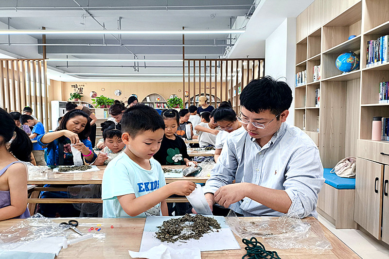 江苏省南京市建邺区沙洲街道莲花北苑社区关工委开展“巧制艾囊，福禄纳祥”非遗香囊手工活动(2).jpg