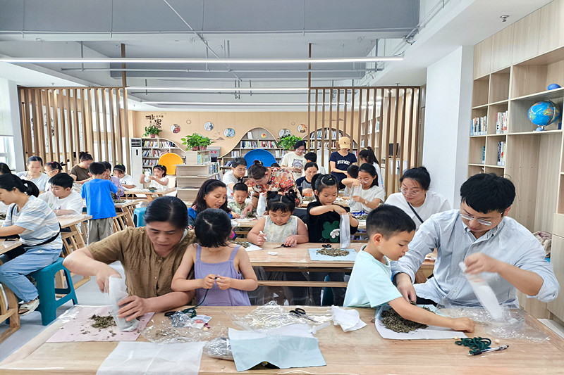 江苏省南京市建邺区沙洲街道莲花北苑社区关工委开展“巧制艾囊，福禄纳祥”非遗香囊手工活动(3).jpg