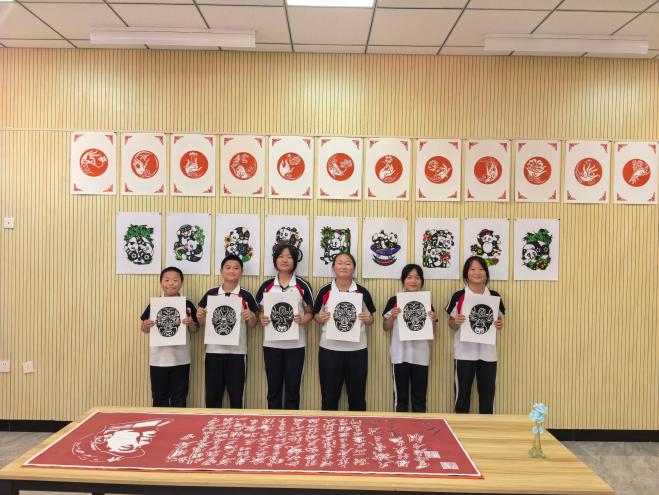 拜泉县建国中心学校关工领导小组组织剪纸社团开展“巧手剪纸传非遗 指尖花开润童心”剪纸实践活动5.jpg