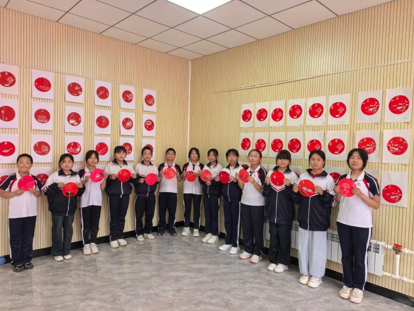 拜泉县建国中心学校关工领导小组组织剪纸社团开展“巧手剪纸传非遗 指尖花开润童心”剪纸实践活动6.jpg