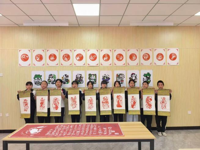 拜泉县建国中心学校关工领导小组组织剪纸社团开展“巧手剪纸传非遗 指尖花开润童心”剪纸实践活动7.jpg