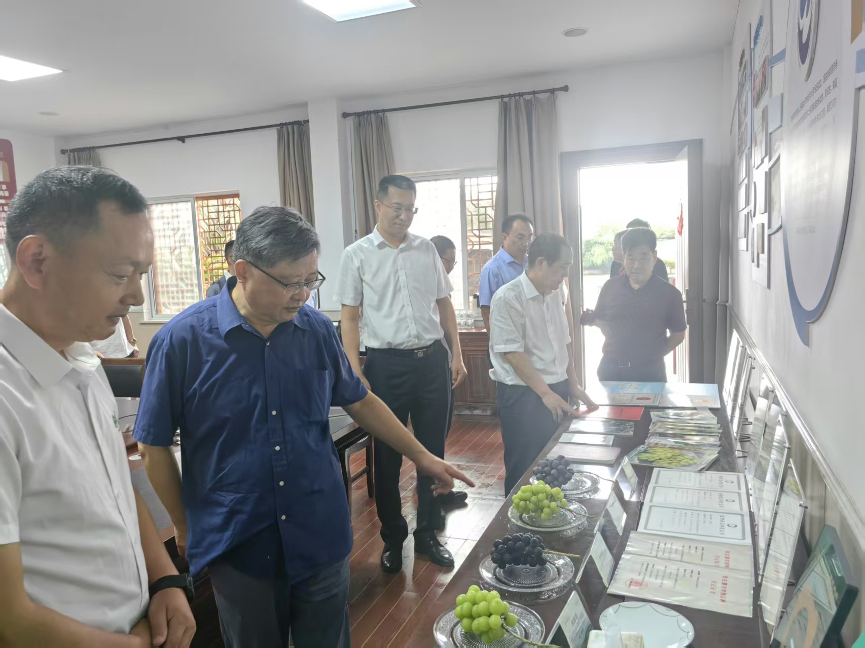 费伟康在神园葡萄科技有限公司调研.jpg