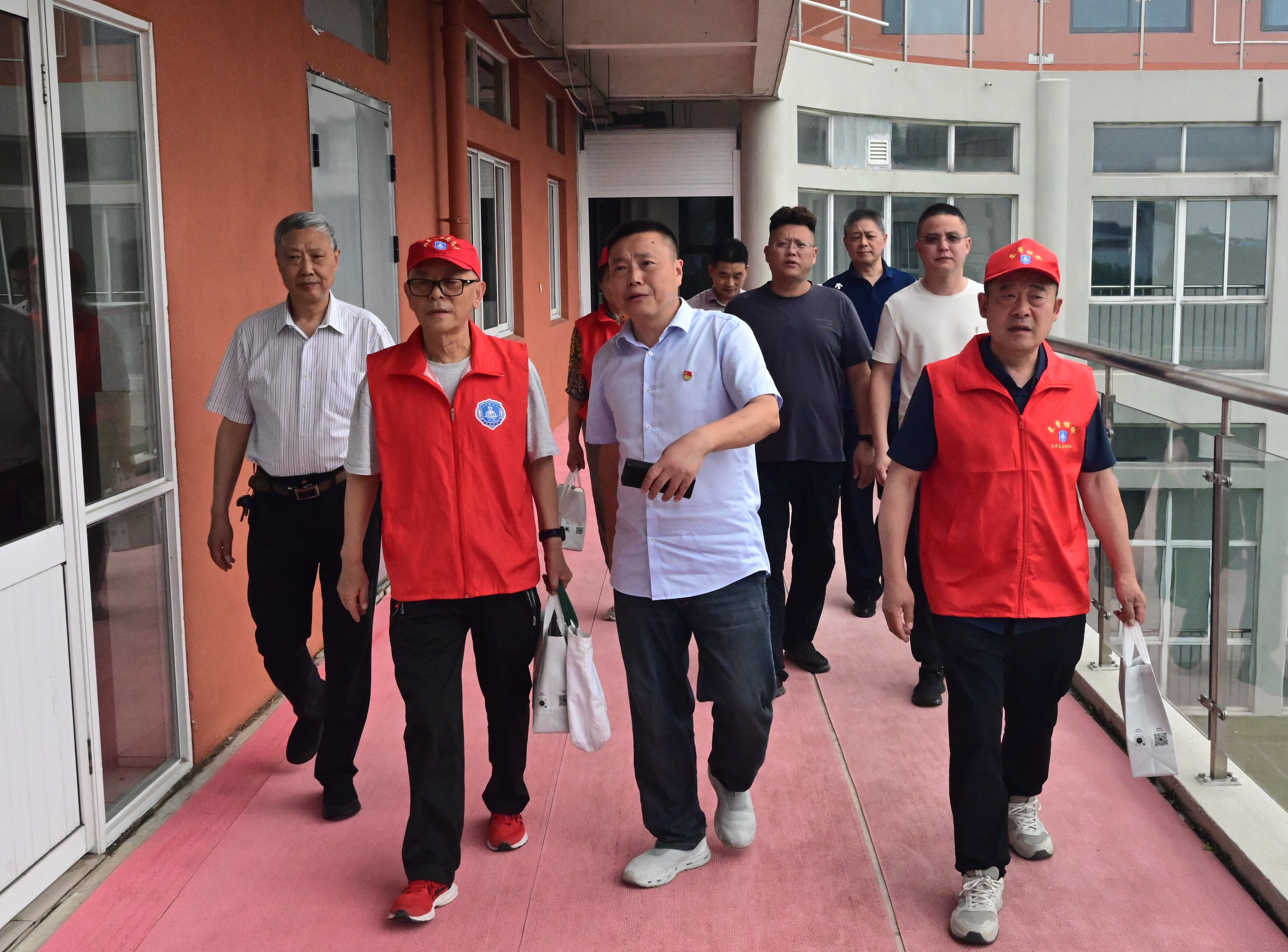 走向学生礼堂.jpg