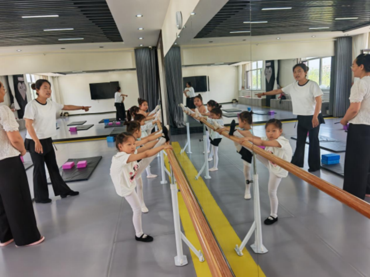 西城街道新景四季东社区“翩翩舞影绽童真，灼灼芳华筑梦行”活动照片1_副本.png