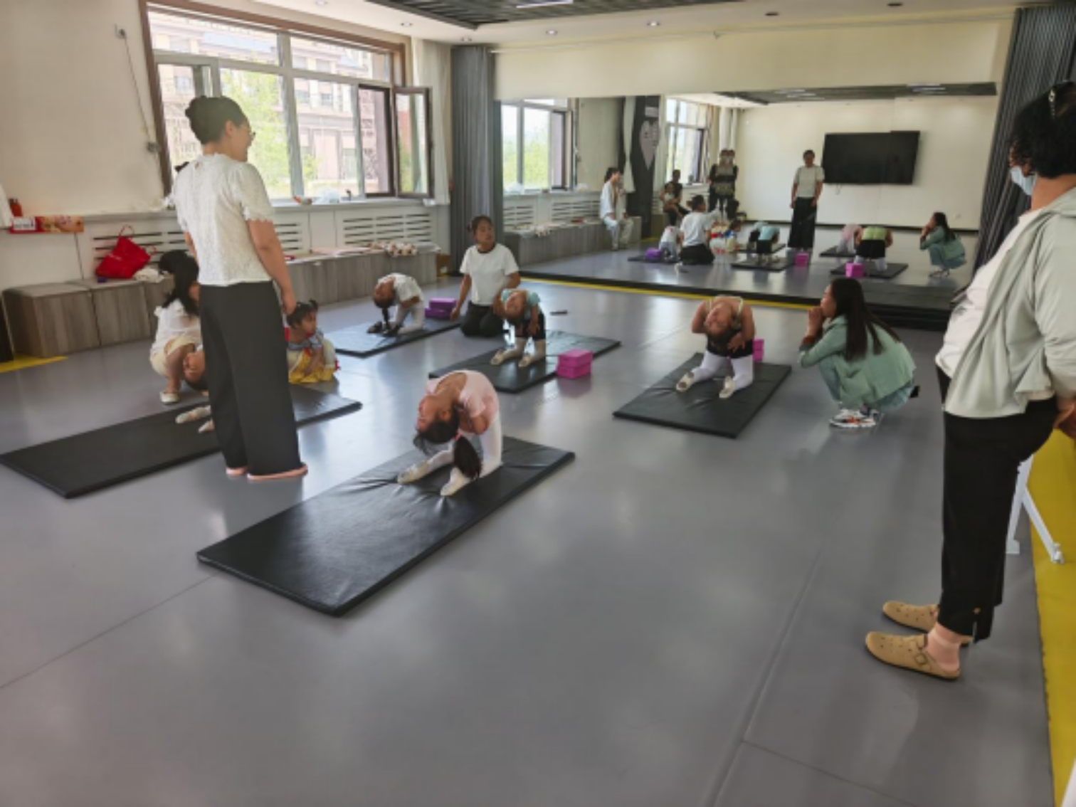 西城街道新景四季东社区“翩翩舞影绽童真，灼灼芳华筑梦行”活动照片2_副本.png