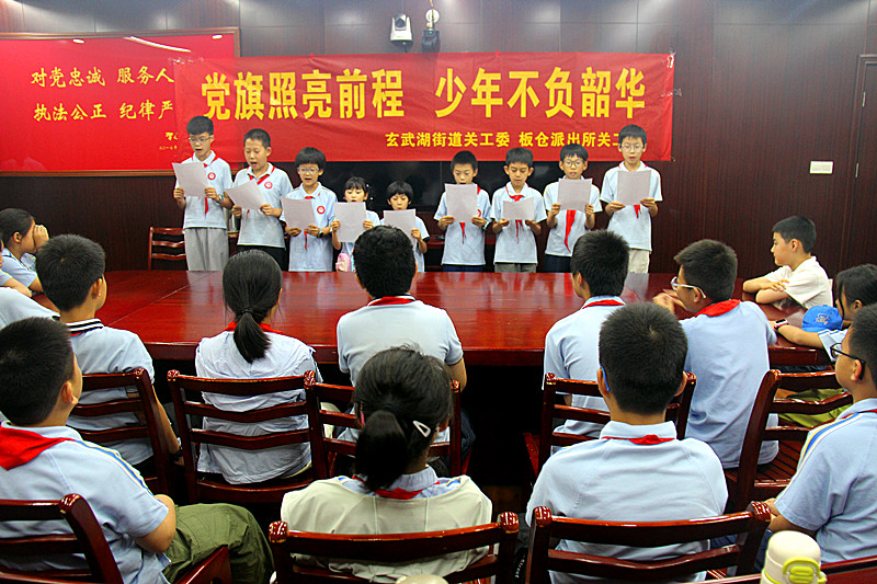 玄武湖街道关工委联合开展迎“七?一”党史知识宣讲活动(4).jpg