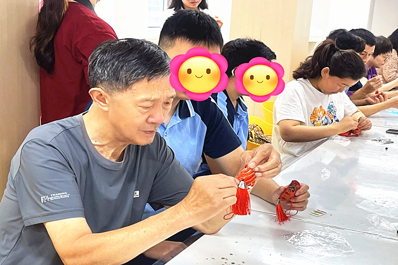江苏省南京市玄武区梅园新村街道富贵山社区关工委联合开展“艾香端午?与爱同行” 端午主题手工活动(2).jpg