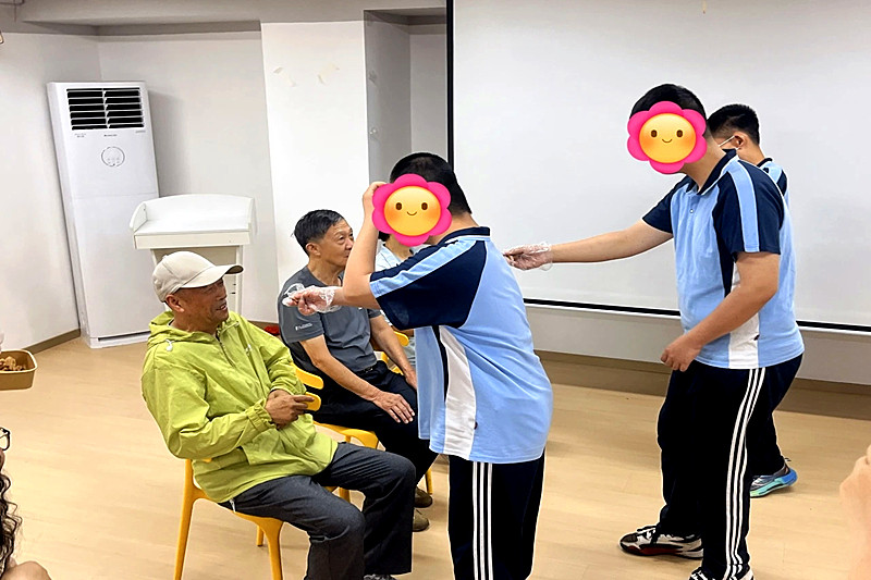 江苏省南京市玄武区梅园新村街道富贵山社区关工委联合开展“艾香端午?与爱同行” 端午主题手工活动(4).jpg