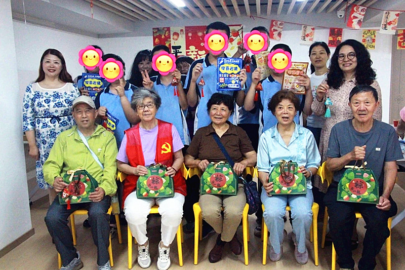 江苏省南京市玄武区梅园新村街道富贵山社区关工委联合开展“艾香端午?与爱同行” 端午主题手工活动(5).jpg