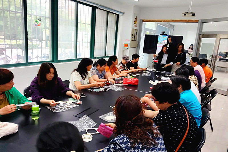 玄武湖街道聚宝山社区关工委开展宋锦风铃DIY非遗体验活动(1).jpg