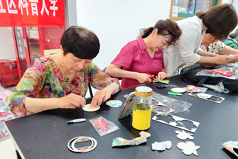 玄武湖街道聚宝山社区关工委开展宋锦风铃DIY非遗体验活动(3).jpg