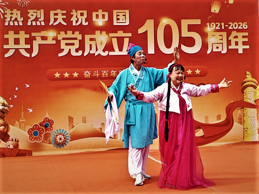 “五老”人员长在演出黄梅戏选段.png